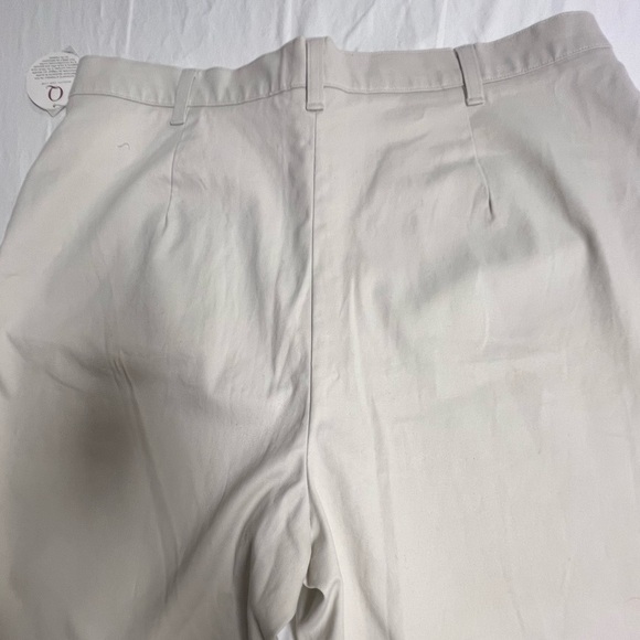 HAGGAR WOMEN’s CAPRI’S SIZE 14.  CREAM COLOR. WRINKLE FREE STRETCH. - Picture 3 of 8